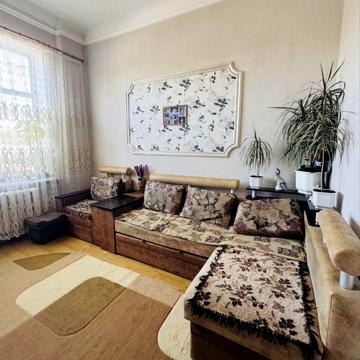 Продам  2х - кімнатну квартиру з гаражем!