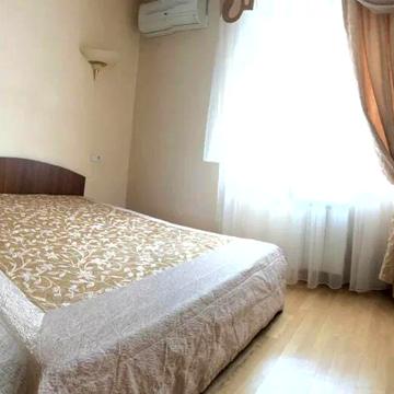 Червоної Калини просп. (Володимира Маяковського), 72