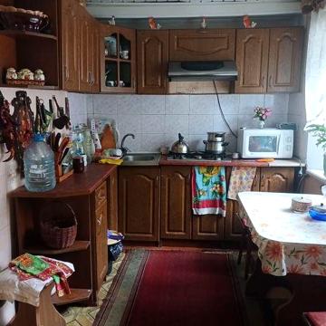 Здається невеличкий будинок на Правому березі для родини