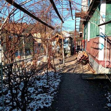 Продам 1/2 деревяного будинку у м. Ківерці