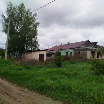 Житло, квартира, частина будинку і 0,07 га землі, міські комунікації