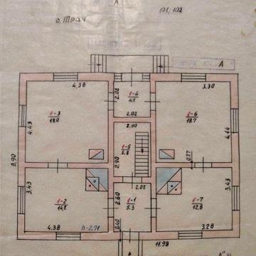 Будинок двоповерховий газифікований, в центрі села Трач.