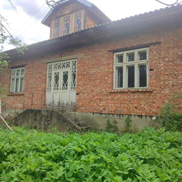 Будинок двоповерховий газифікований, в центрі села Трач.