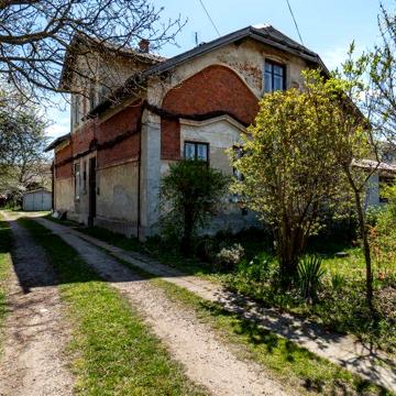 Двохрівнева квартира в особняку з прибудинковою ділянкою.