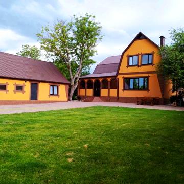 Продам два будинки, на двох ділянках, об`єднаних в один двір.МІЩАНКА!!