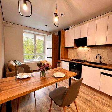 Продам СВІТЛУ євро2к квартира з ремонтом, меблями. ГАЗ. 40м2.
