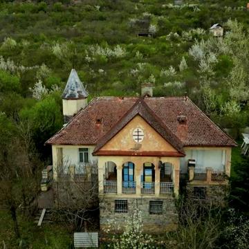 Продається історичний будинок вина на Чорній горі