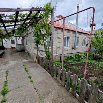 Продам хороший дом в Александровке с ремонтом плюс летняя кухня.