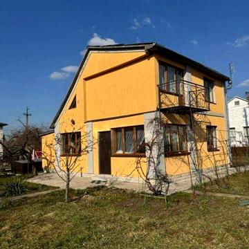 Затишний будинок з каміном, теплицею і всіма зручностями