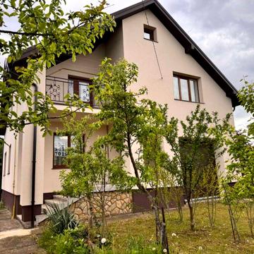 Оренда особняка с. Крихівці . Біля зупинки . Двір на два автомобілі .