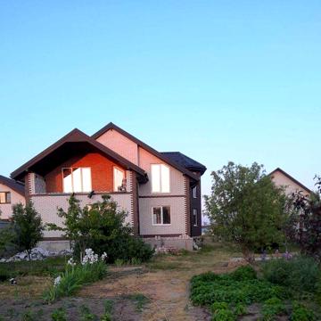 Продаж приватного будинку в селі  Красилівка з великим гаражем.
