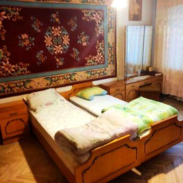 сдам 2 комнатную квартиру  возле метро черниговская
