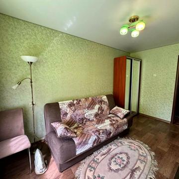 Космонавтів вул., 7