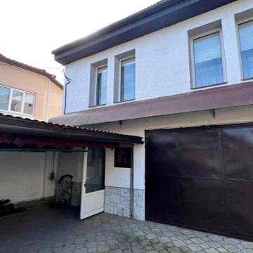 Компактний дім в центрі міста