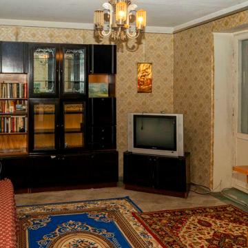 Продається  трикімнатна чешка, Артема 26, 2 поверх. Q