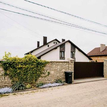 Сучасний будинок 207 м,кв. у Кучурові, 7 сот.