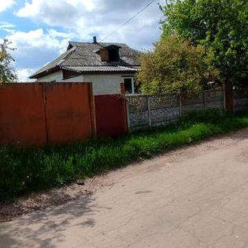 Цегляний будинок в центрі с. Анисів 15 км до міста