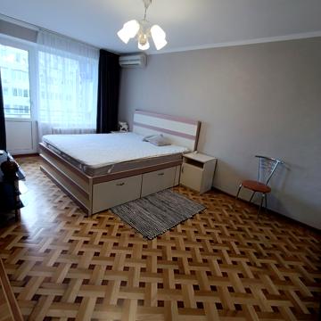 Академіка Корольова вул., 28