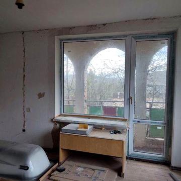 Просторий цегляний будинок біля міста Долина Івано-Франківської област