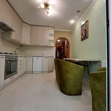 Оренда 2х кімнатна квартира в центрі з гаражем