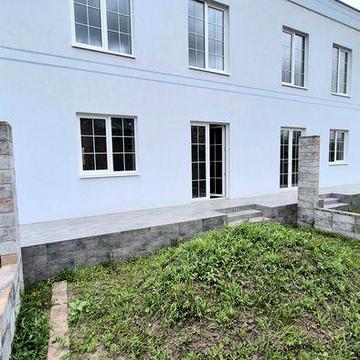 )( Котеджі неподалік центральної частини міста