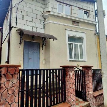 Продається квартира в частині будинку в самому центрі міста. Чортків