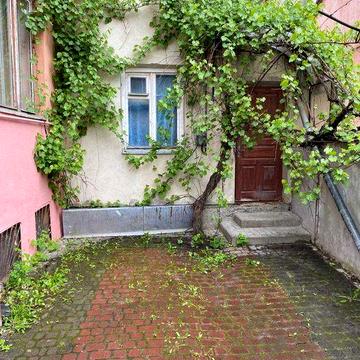 Продається 3-поверховий напівособняк в центрі міста