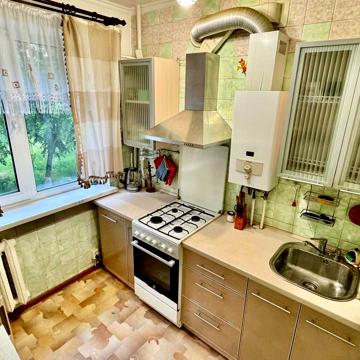 Юності просп., 17
