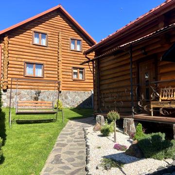 Здають деревʼяні двоповерхові будинки з кухнею