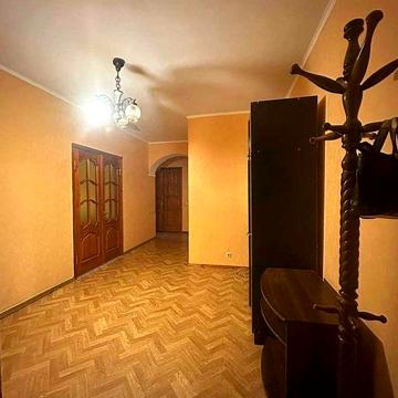Продається простора 3-кімнатна квартира на Позняках А. Ахматової, 16б