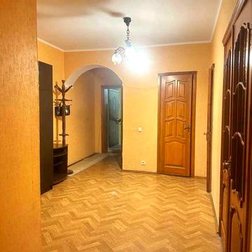 Продається простора 3-кімнатна квартира на Позняках А. Ахматової, 16б