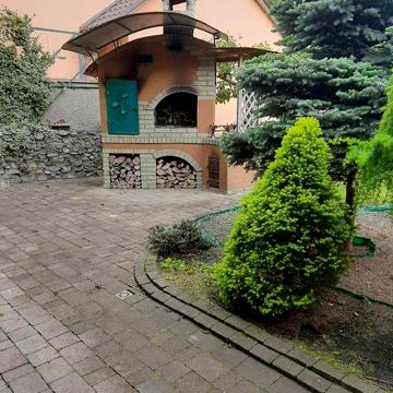 Здається маленький будиночок у центр.частині міста з чудовим подвірям