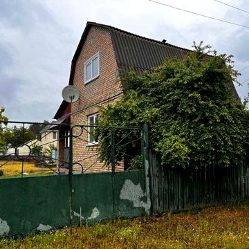 Дача серед соснового лісу під Києвом