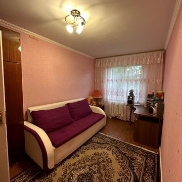 Космонавтів вул., 14б