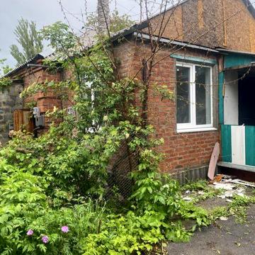 Продам 2-х кім.кв з земел. ділянкою, сарями по в. Кооперативній