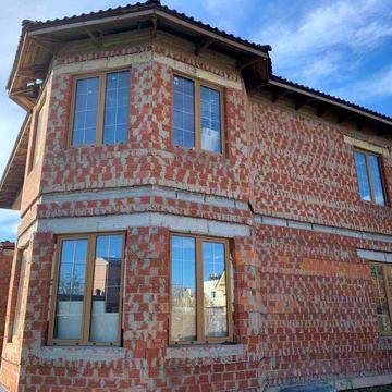 Коробка из красного кирпича в Совиньоне