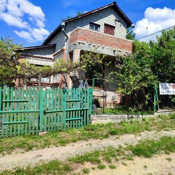 Продається літній будинок з земельною ділянкою.