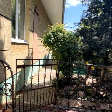 Будинок з цегли та Будинок з бруса на одній ділянці, басейн, баня.