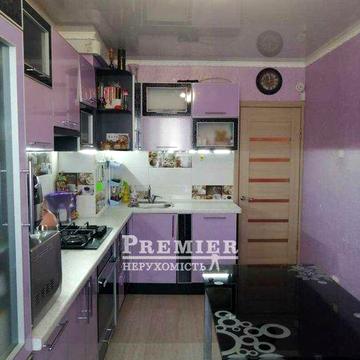 Продам трикімнатну квартиру з капітальним ремонтом