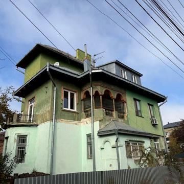 2 кімнатна квартира в центрі міста.