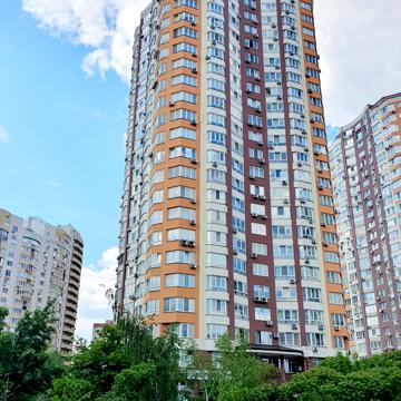 Анни Ахматової вул., 32/18