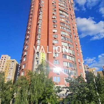 Анни Ахматової вул., 45