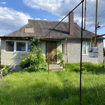 Продаж затишного будинку з великою земельною ділянкою.