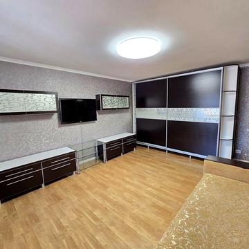 Велика 2к квартира з ремонтом та меблями. Продам