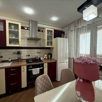 Продаж трьохкімнатної квартири в центрі міста.