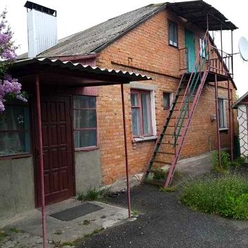 Продається половина будинку в центрі села