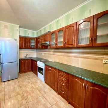 Градинська 9, 2-к квартира, ТРЦ Район, невисокий поверх!
