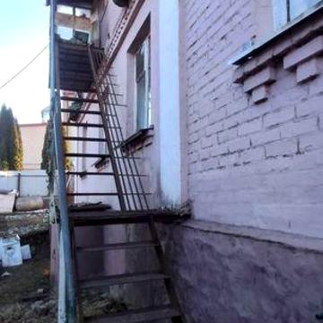 Здам пів дому на 2-3 кімнати.