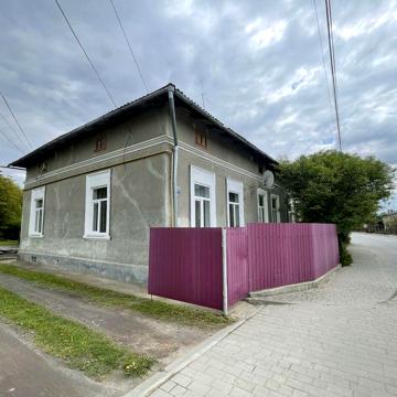 Продається двокімнатна квартира в Бродах