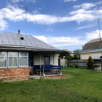 Будинок біля річки смт Чорнобай